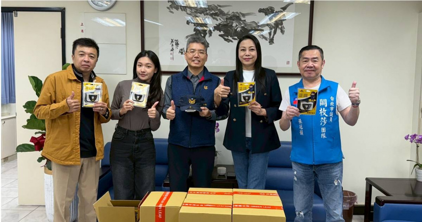 台北市議員闕枚莎邀請在地企業「綠廣興業有限公司」共同響應公益，捐贈中山分局一批高亮度、輕量化的警用帽沿燈。(圖／翻攝畫面)