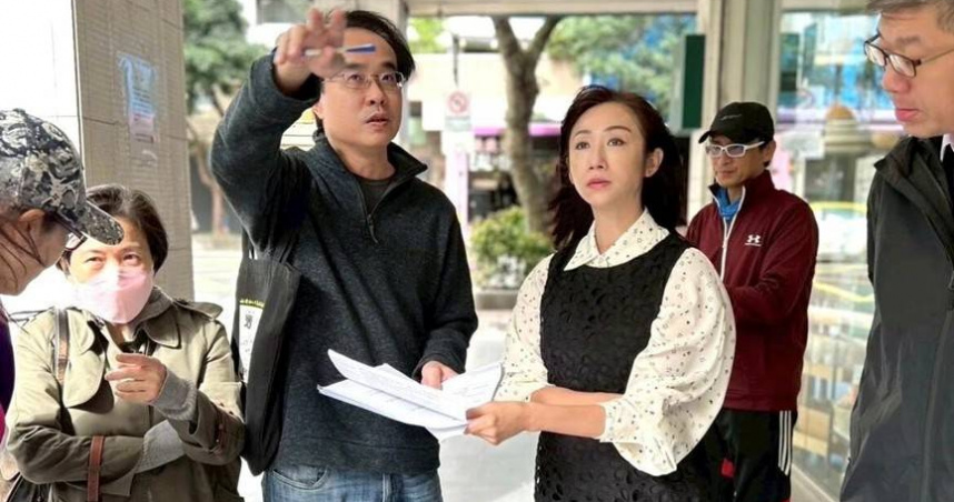 台北市議員許淑華（右前2）實地直擊北市基隆路二段一處建案工地施工情形。（圖／翻攝自台北市議員許淑華臉書）