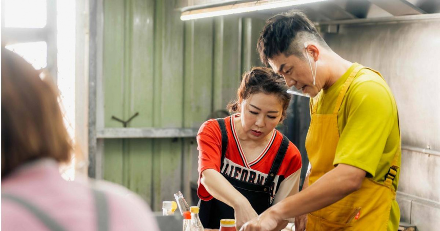 張秀卿扭動炒菜太性感　鬼鬼抵擋不住直喊：好辣！