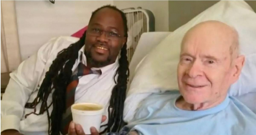 主廚唐奈爾‧斯托爾沃斯（左）與78歲老顧客查理‧希克斯在其臨時住所合影。（圖／CBS News）