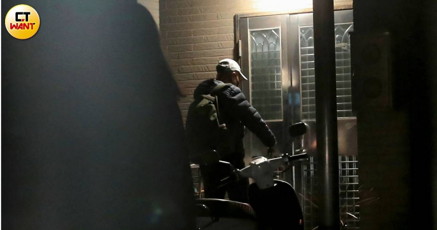 張文父母製作筆錄後，於凌晨0時許返回住處，大批警力也跟著入內搜索。（圖／周志龍攝）