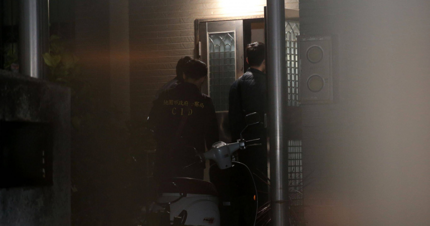 張文父母製作筆錄後，於凌晨0時許返回住處，大批警力也跟著入內搜索。（圖／周志龍攝）