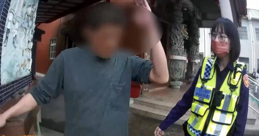 高鐵一路搭到湖內男子公廟旁揮棍嚇壞路人。（圖 ／翻攝畫面）