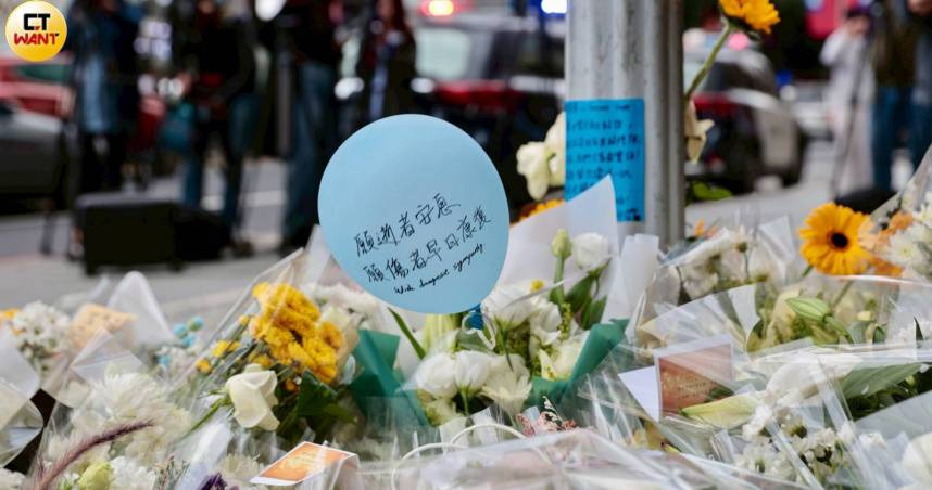 台北捷運中山站外事發地點，現場佈滿鮮花。（圖／黃耀徵攝）