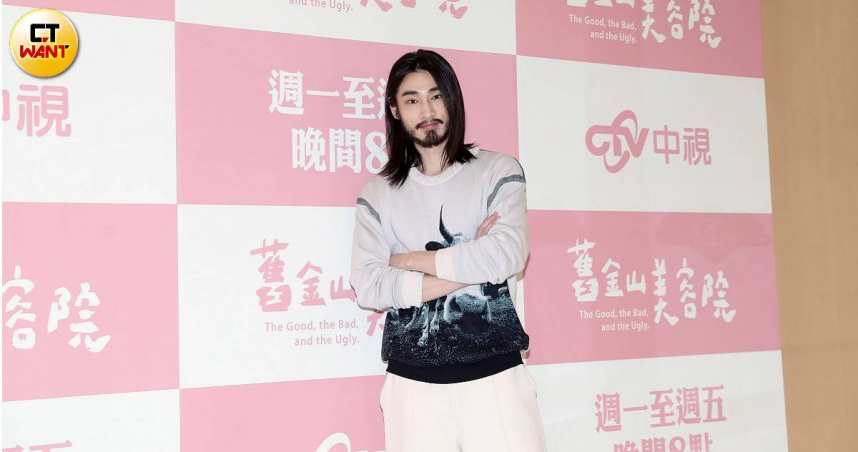 章廣辰今還原與張軒睿在婚禮上的互動。（圖／侯世駿攝）