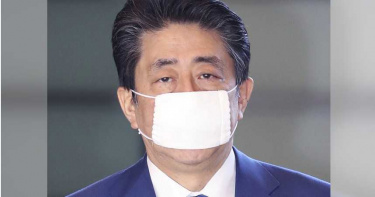 日本全面發放「安倍口罩」!尺寸小到下巴掉出來…民眾超傻眼
