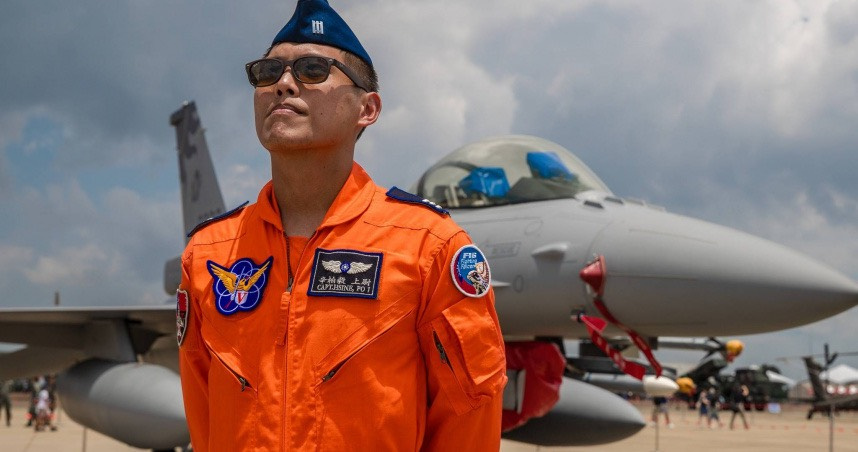 F-16戰機飛官辛柏毅6日晚間墜海，各單位持續搜救中。（圖／IDF經國號粉專提供）