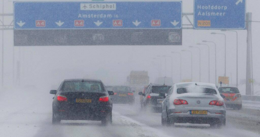 荷蘭阿姆斯特丹史基浦機場因暴風雪導致數百航班取消，大批旅客滯留機場內過夜。（示意圖／達志／美聯社）