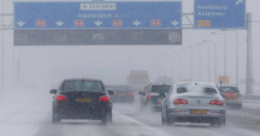 荷蘭阿姆斯特丹史基浦機場因暴風雪導致數百航班取消，大批旅客滯留機場內過夜。（示意圖／達志／美聯社）