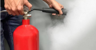 南京西路電箱突竄火光嚇壞路人，星巴克店員秒衝救火帥氣身影被讚爆。（示意圖／達志影像）