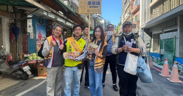 桃園市議員黃瓊慧14日陪同台北市中正萬華區市議員參選人康家瑋掃街。（圖／康家瑋提供）