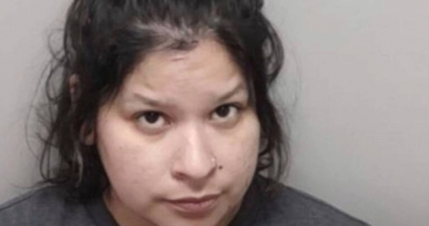 35歲女子露西亞維多利亞瑪麗克魯茲涉嫌要求未滿12歲女兒徒步約30公里上學，遭警方依危害兒童罪名逮捕。（圖／翻攝自X，@ksatnews）