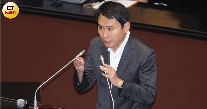 民進黨立委陳冠廷表示，軍購特別條例下週將排審，呼籲在野黨勿將其視為零和遊戲。（圖／周志龍攝）