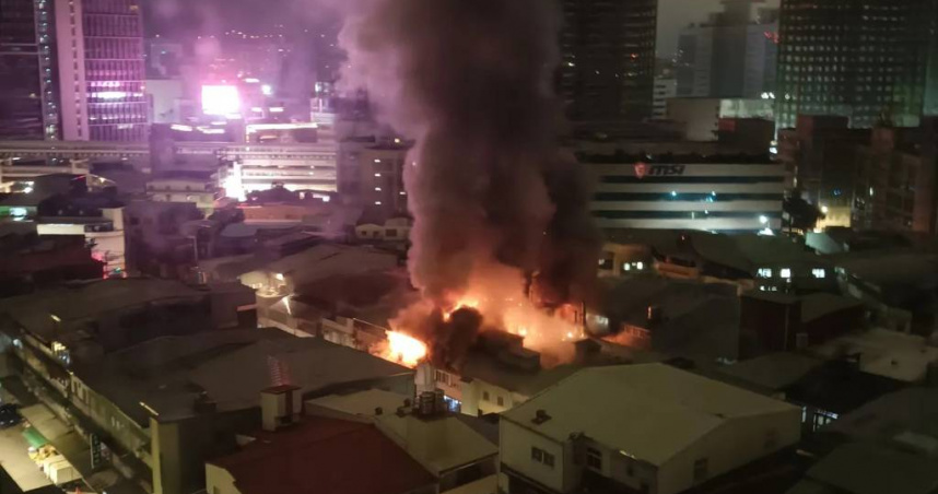 中和印刷廠突發猛烈大火，濃煙狂竄、緊急疏散24人。（翻攝照片）