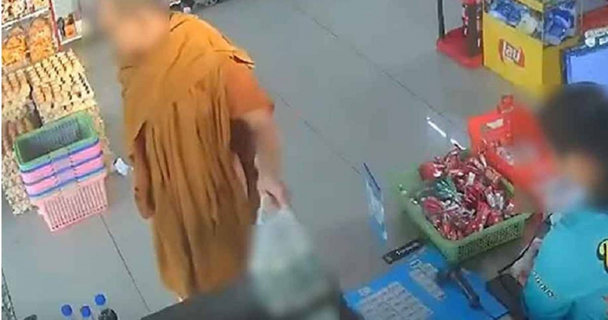 泰國東北部一名僧人被發現長期到超商買酒喝，最終遭寺廟逐出。（圖／翻攝自《Khaosod English》）