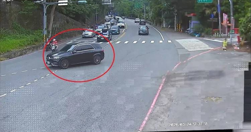 賓士闖紅燈撞飛機車！苗栗翁噴飛慘死　路口停等畫面曝光