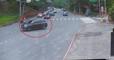監視器畫面顯示，謝男當時在路口停等時，車身已超越行人穿越道，而劉翁則停等於賓士右前方。（圖／警方提供）