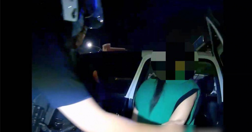 毒駕闖紅燈逆向衝警眼前　高雄女一查竟是潛逃16年毒品通緝犯
