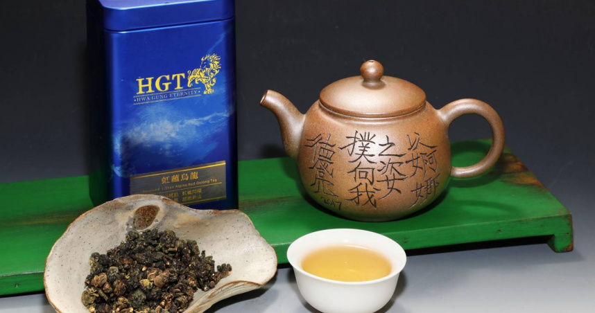 陶壺有肉眼看不見的氣孔，能吸附茶汁、蘊蓄茶味，且傳熱緩慢、保溫性能好。（圖／吳德亮攝）