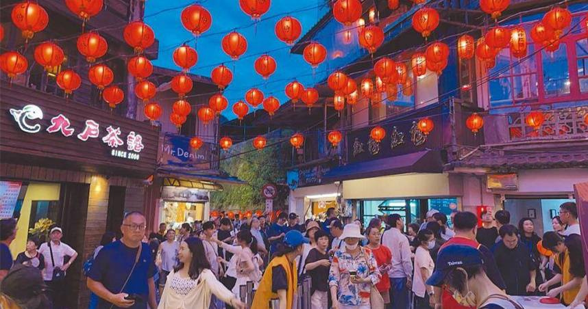 一名旅客到九份旅遊突中暑，民宿業者破例以300元價格讓他進房休息，最後旅客留下2000元以示感謝。（圖／報系資料照）