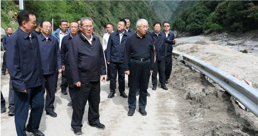 大陸國務院總理李強前往西藏日喀則吉隆災區勘災，現場聽取泥石流災情及搜救進度簡報。（圖／翻攝自新華社）