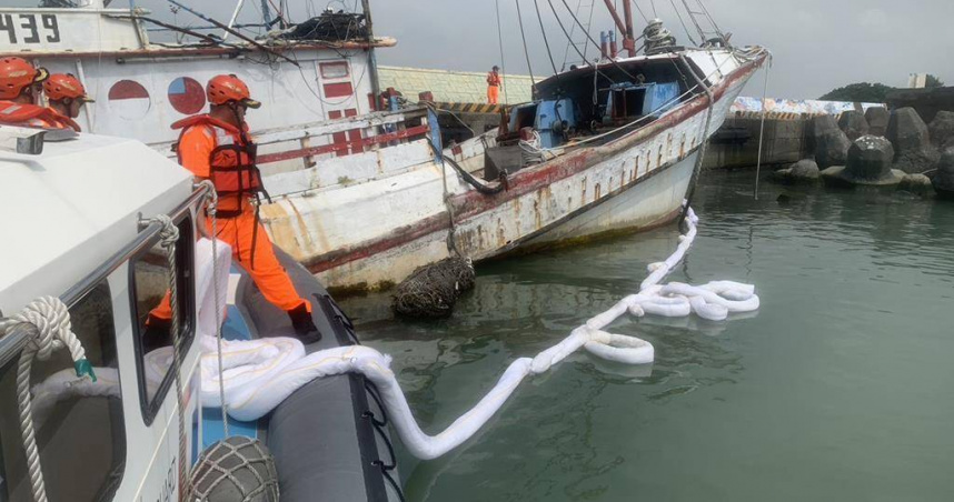 屏東鹽埔漁港驚爆漏油！海面染黑急封鎖　疑「金財滿」漁船惹禍
