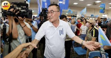 李四川談及股市與颱風假脫鉤議題，強調應一併考量金融從業人員的安全配套。（圖／方萬民攝）