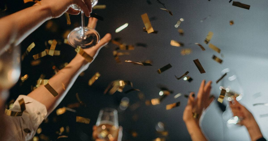 農曆新年將至，各大企業陸續舉辦尾牙酬勞員工，然而對於許多上班族來說，參與尾牙往往變成另一種社交負擔與「變相加班」。（圖／取自pexels）