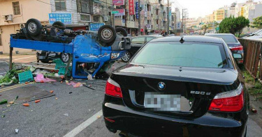 中壢小貨車被BMW撞成四輪朝天 76歲老翁重傷不治