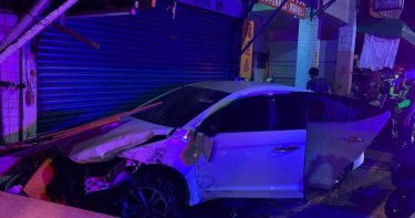 亡命鴛鴦衝警車撞民宅 警開22槍驚險緝毒