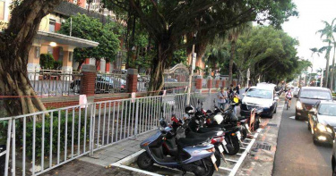 國民黨反監委佔立院抗議!北市緊急動員300警設鐵拒馬維安