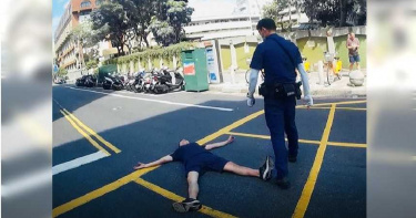毒蟲連人帶車橫躺路中間 太嗨茫問:我是誰