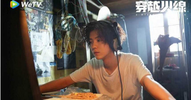 頂泡麵頭當宅男 鹿晗《穿越火線》破億觀看