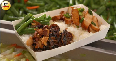 「經濟便當」多加一塊燒肉，僅加價15元。(35元)
