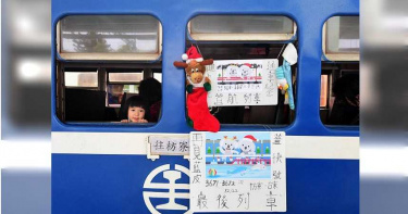 「藍皮普快」末班車駛離台東新站 數百鐵道迷見證走入歷史