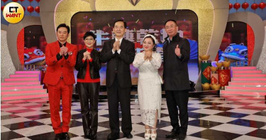 王怡仁深夜哀悼弟弟驟逝 父親王應傑首露面難掩悲傷