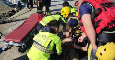 警消將男子救起時已無生命跡象，緊急送往淡水馬偕救治。（圖／翻攝畫面／中國時報李俊淇）