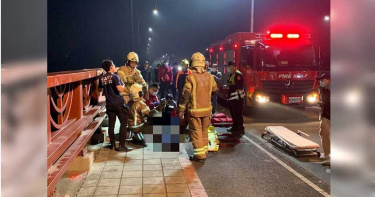 一名設籍高雄市的55歲中年男子，7日晚間近10時許，遭民眾目擊自曾文溪橋一躍而下，消防人員隨即前往救援。（圖／讀者提供）