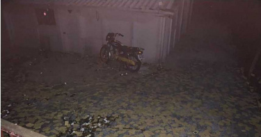 13日埔里當街槍擊案，釀成1人死亡。15日晚間被害家屬氣憤難平，前往王姓兇嫌魚池老家撒冥紙、砸雞蛋，現場一片凌亂。（圖／民眾提供）