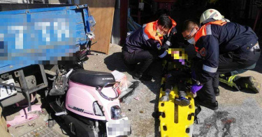 新竹母子機車3貼撞貨車! 「1大1小命危」長子重傷