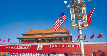 共軍高層具通話,美印太副司令斥傲慢;升高戰爭風險。圖為在北京天安門前懸掛起中美兩國國旗。(圖/中新社)