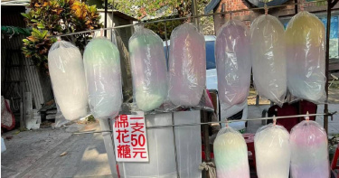棉花糖一支漲到50元，但還是有民眾願意掏錢。（圖／翻攝自爆廢1公社）