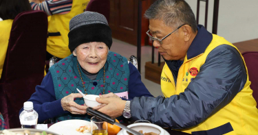 昇恆昌年前愛心快遞 老董率員工送暖