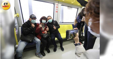 侯友宜戴口罩視察捷運 重申尊重中央防疫規定