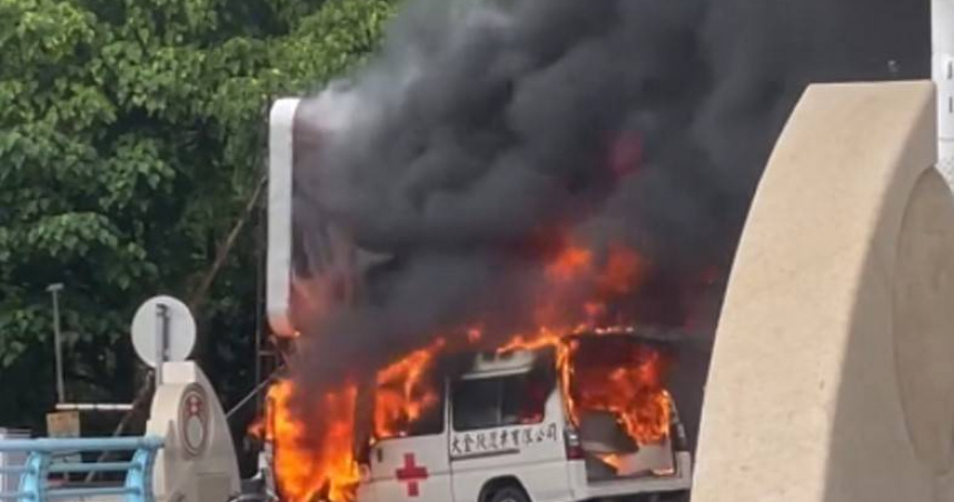 彰化76快速道路橋下有機車與救護車對撞，造成2人燒燙傷及1人送醫不治。（圖／翻攝畫面）