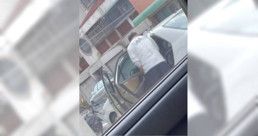 彰化一名坐在車內安全座椅上的幼兒，疑似玩壞車窗，遭男子不當打罵。（圖／民眾提供）