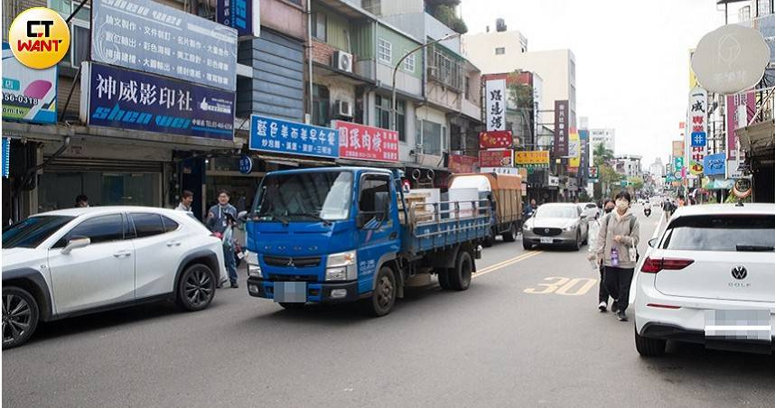 超越違停汽車而駛入對向車道挨罰惹議，新北市議員林國春協助民眾申覆。圖為示意，非當事環境。（示意圖／黃威彬攝）