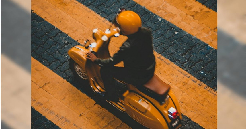 桃園路口發生2機車擦撞意外，導致雙方皆人車倒地，所幸僅受皮肉傷無大礙。（圖／翻攝畫面）