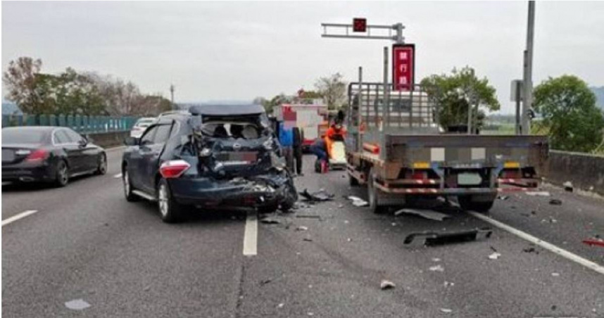 國道3號名間路段發生4車追撞，導致其中2輛車尾嚴重爛毀，造成4人受傷送醫。（圖／翻攝畫面）