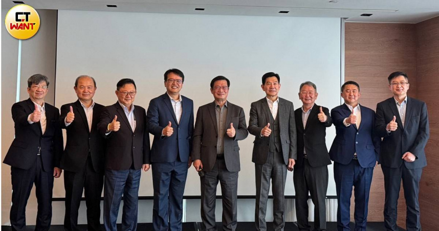 和潤企業董事長劉源森（左五）今日攜手子公司和勁企業、和潤電能、和潤興業發布2025年度營運展望。（圖／劉芯衣攝）